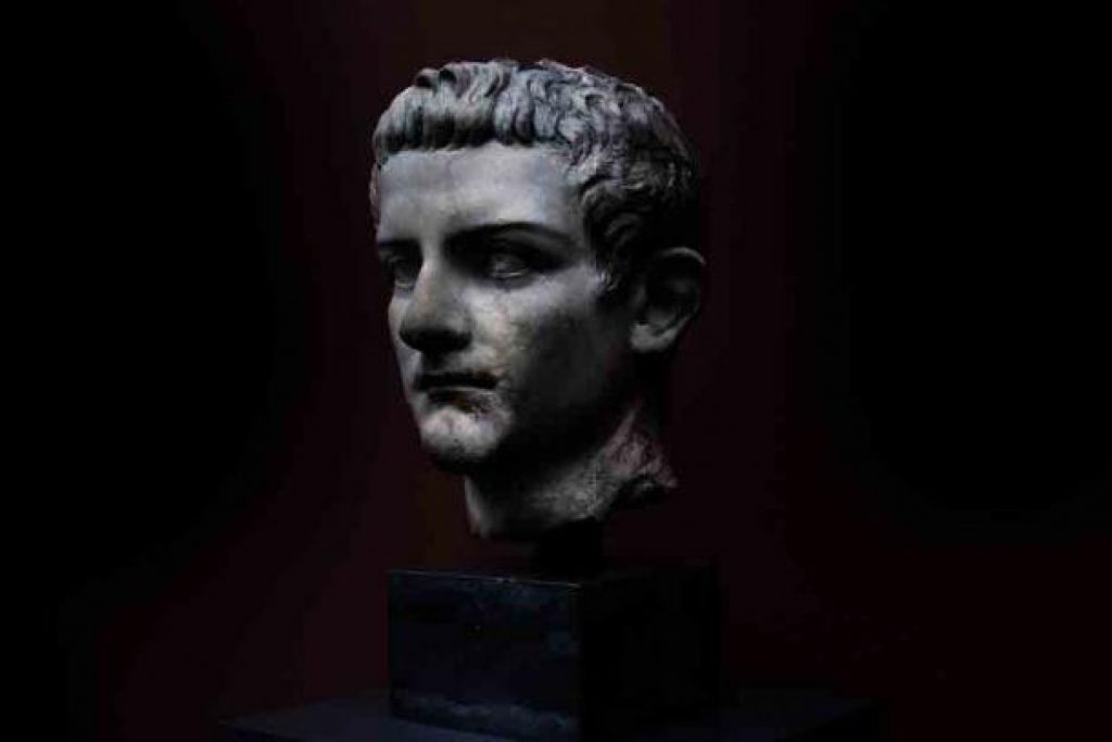 Care împărat a fost mai nebun, Tiberius sau succesorul său Caligula?