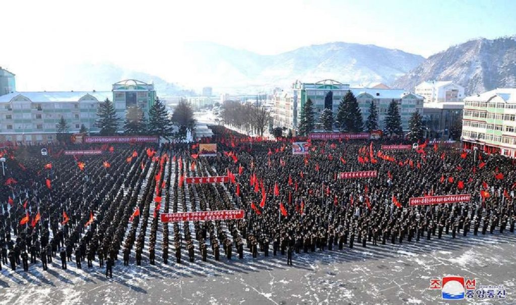 Paradă militară la Phenian. Kim Jong și-a scos armata la defilare, în miez de noapte