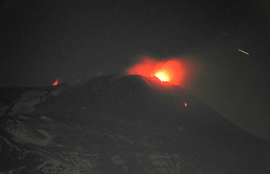 Vulcanul Etna scuipă iar foc și lavă. Erupție spectaculoasă a celui mai activ vulcan din Europa