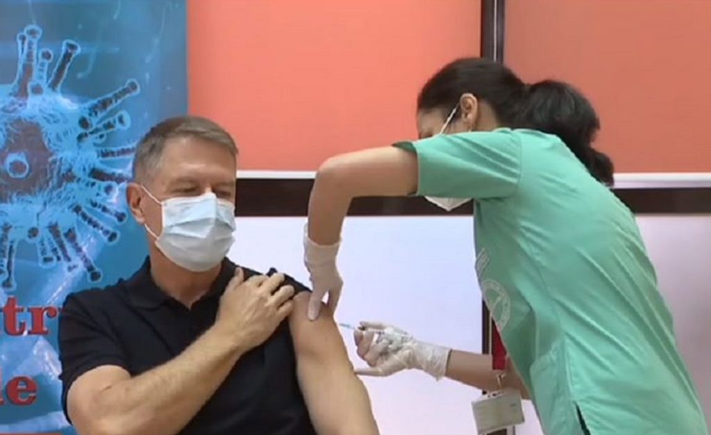 Președintele Klaus Iohannis s-a vaccinat. „Nu doare! Recomand vaccinul, e eficient”