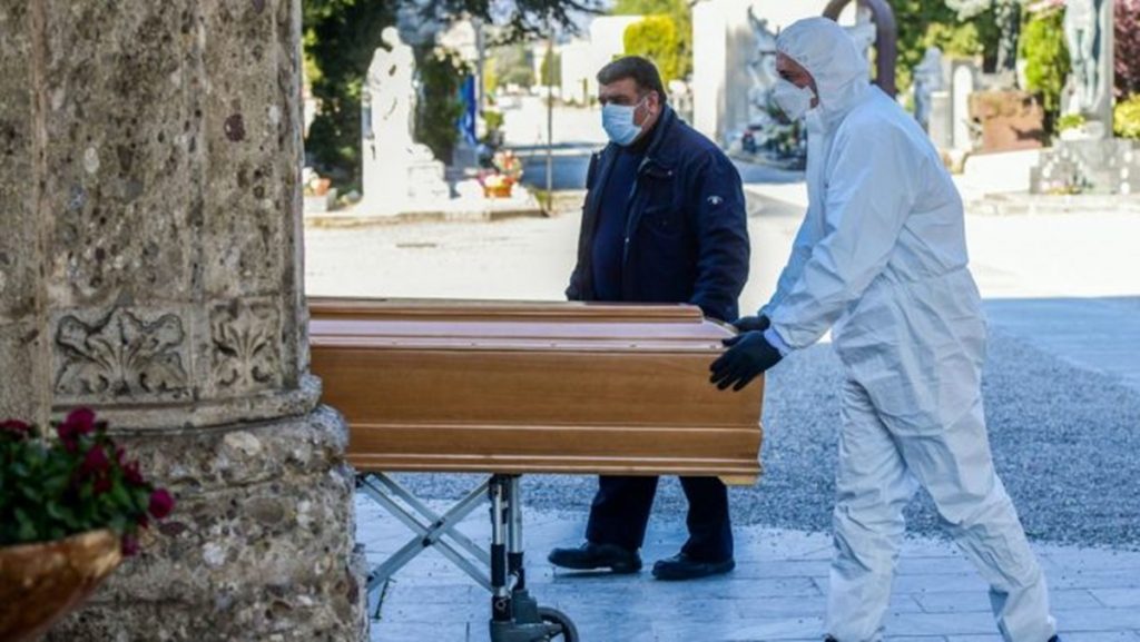 O femeie declarată moartă de coronavirus s-a întors la azil după 9 zile de la înmormântare