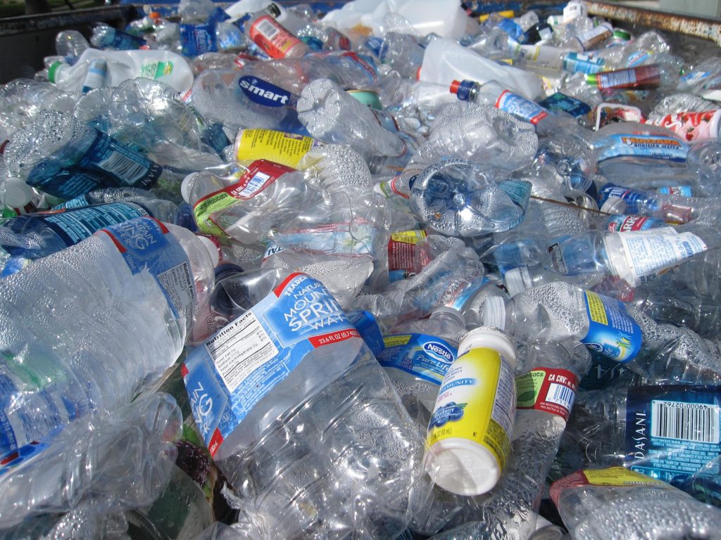 Poluarea cu plastic a scăpat de sub control. Oamenii de știință cer reglementări mai drastice în domeniu