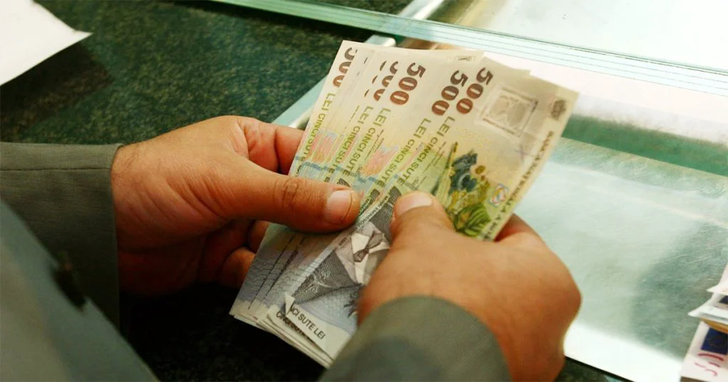 Ratele mari îi sperie pe români. Băncile dau mai puține împrumuturi