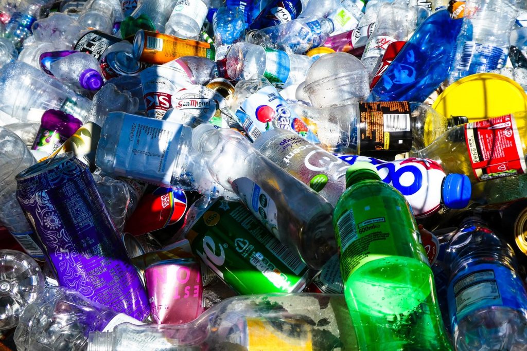 UE impune țărilor membre taxe pentru plasticul nereciclat. Cine plătește