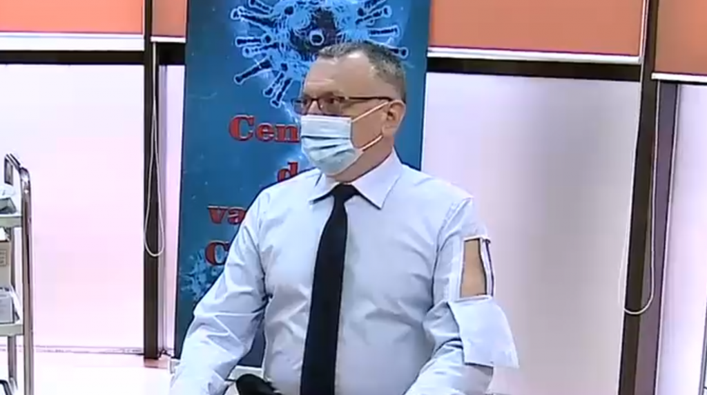 Cum a venit îmbrăcat Sorin Cîmpeanu la vaccinarea anti-COVID
