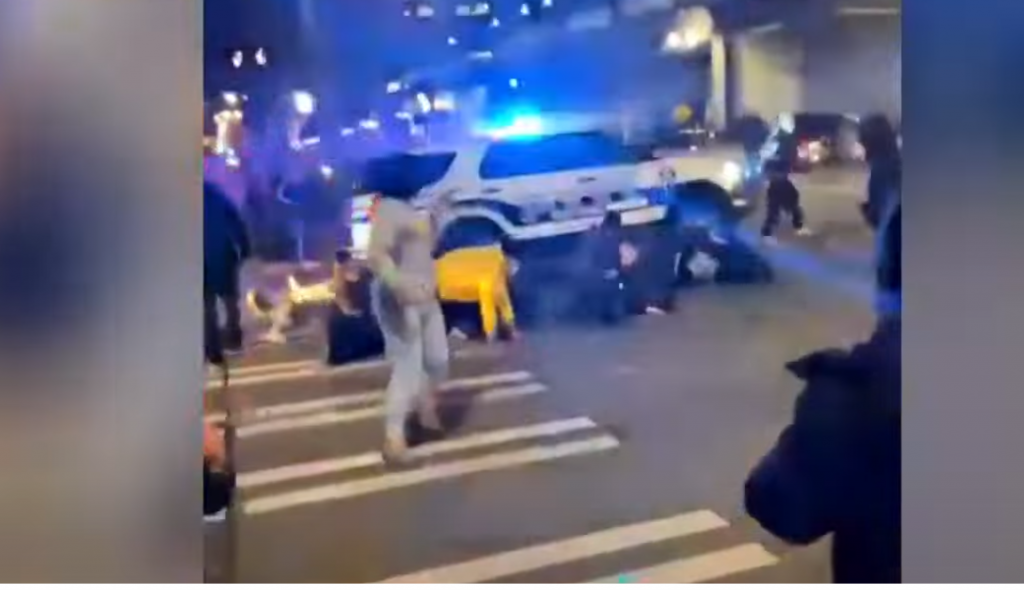 Incident șocant în Statele Unite. Un polițist a intrat cu mașina în mulțimea adunată la o cursă ilegală