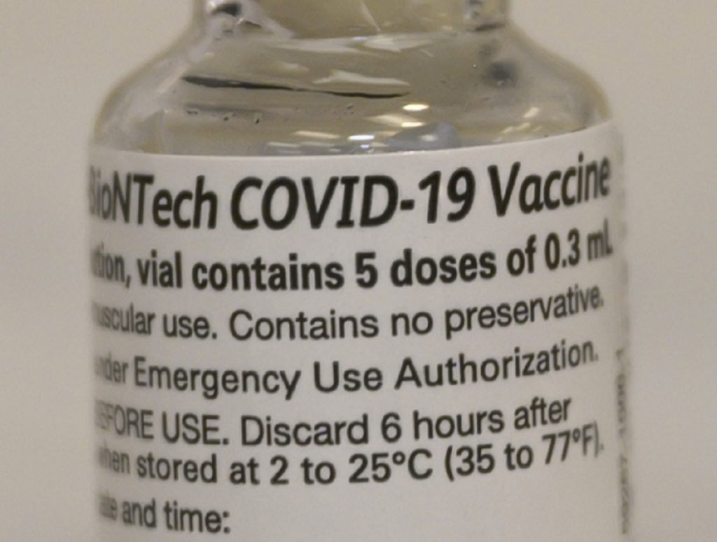 Le Monde: Vaccinul Pfizer-BioNTech, aprobat sub presiune. Hackerii au atacat EMA