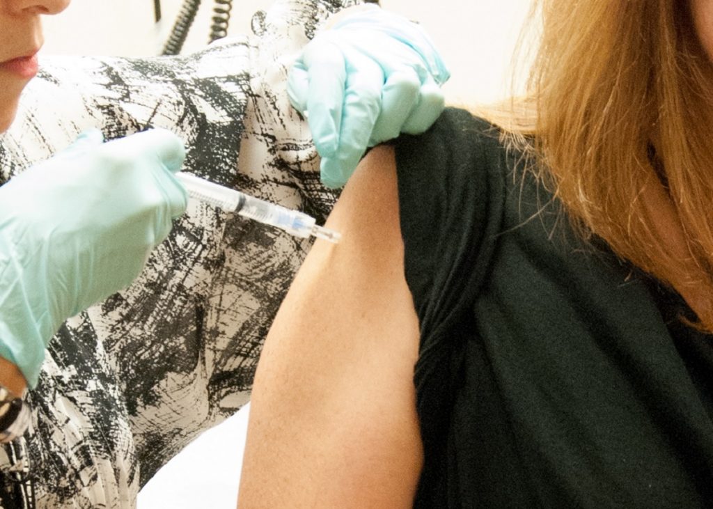 Recomandare de ultimă oră pentru cei care fac COVID-19 după primul vaccin. Ce spune Ministerul Sănătății