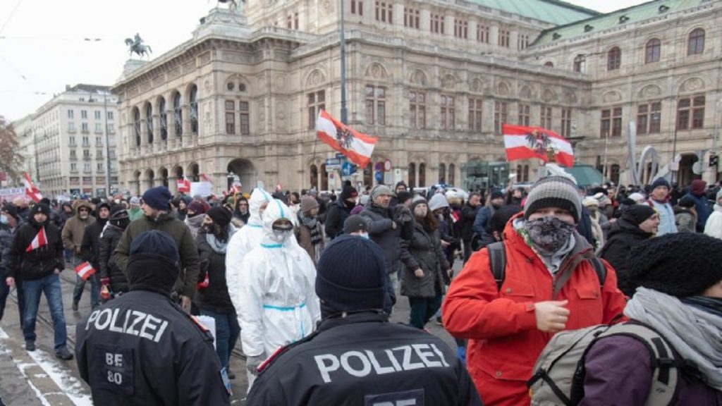 Proteste la Viena. Antivacciniștii și nemulțumiții de măsurile sanitare cer demisia guvernului