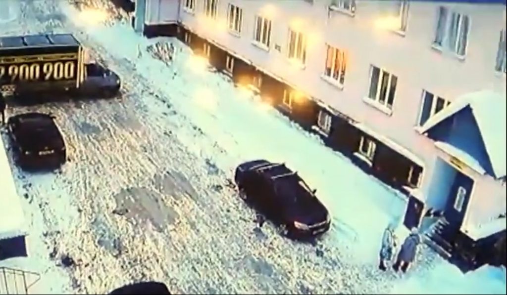 Imagini cutremurătoare din Rusia. Două femei îngropate de zăpada prăbușită de pe un acoperiș