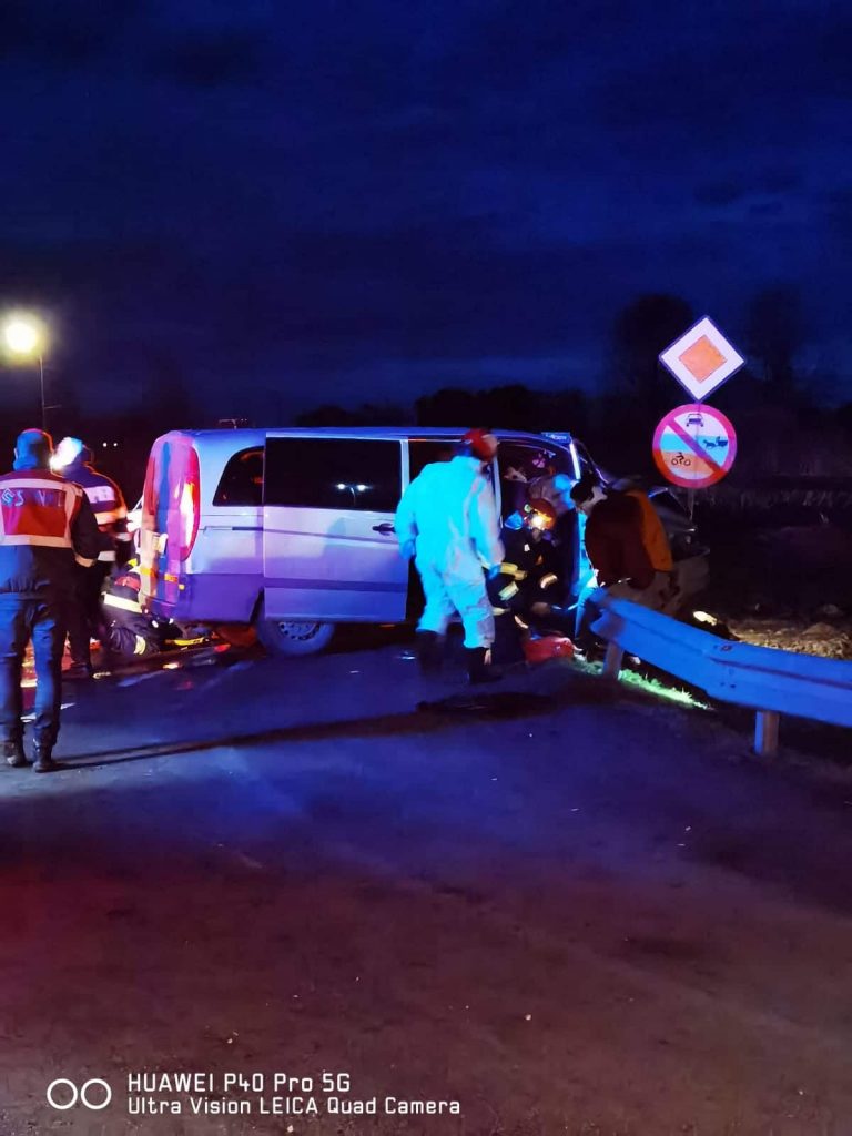 Grav accident de cirulație la Sibiu între un microbuz și o mașină: 6 persoane rănite, o victimă a decedat