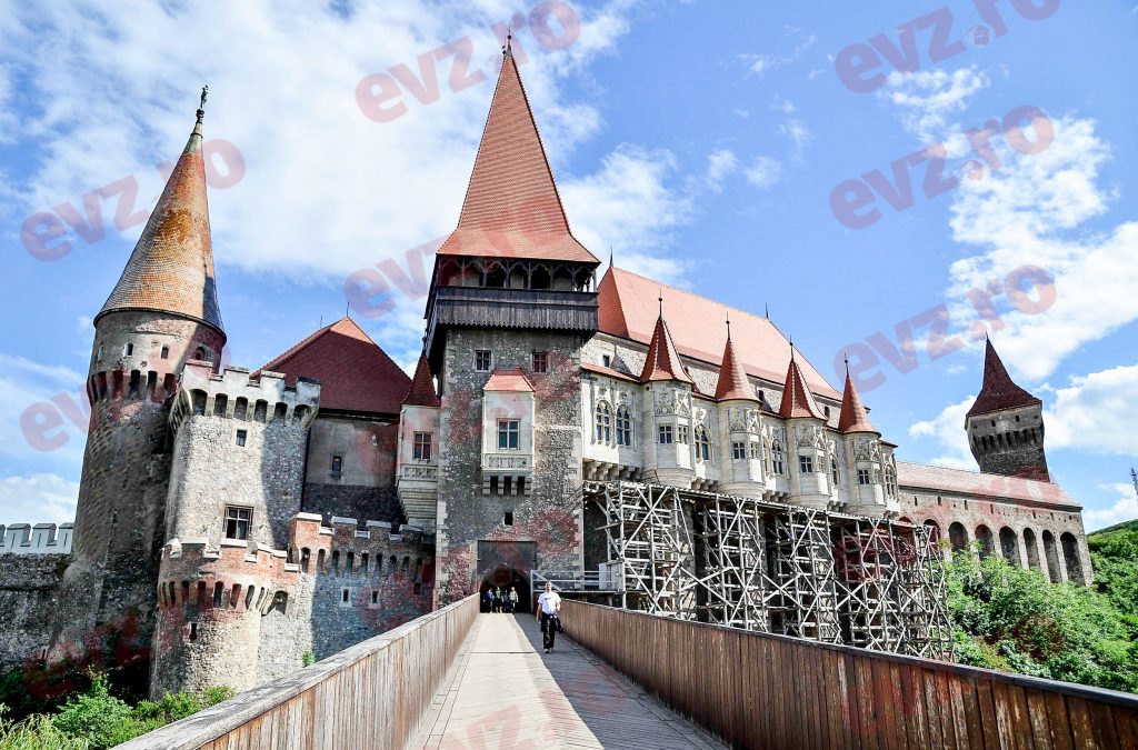 Județul cu cele mai multe castele din România. Turiștii pot vizita clădirile medievale într-un tur organizat