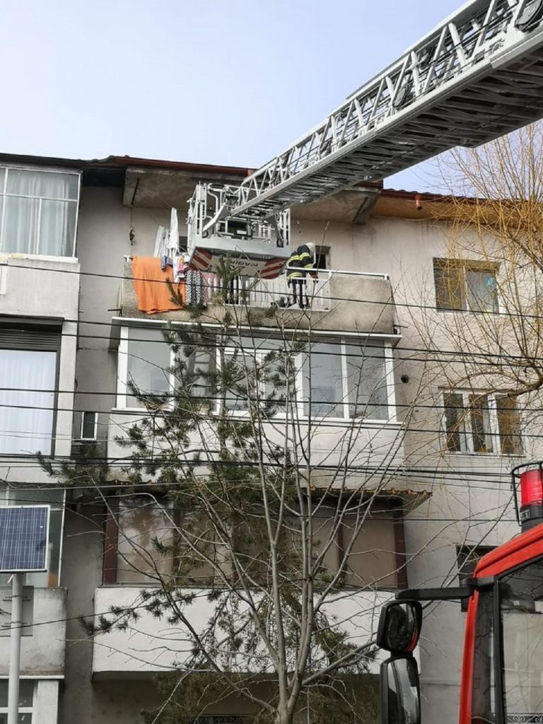 Pompierii, puşi în alertă de un copil de 3 ani care şi-a blocat bunica în balcon. FOTO