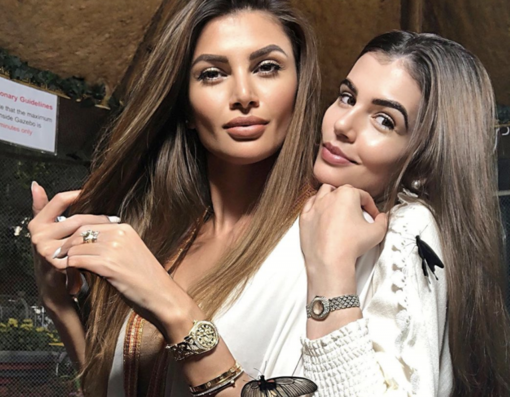 Monica Gabor și sora ei se distrează „ca fetele” în Dubai. Ce look de divă etalează Moni când iese în oraș. VIDEO