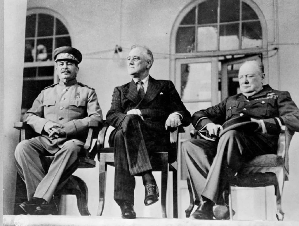 Stalin, Roosvelt și Churchill.