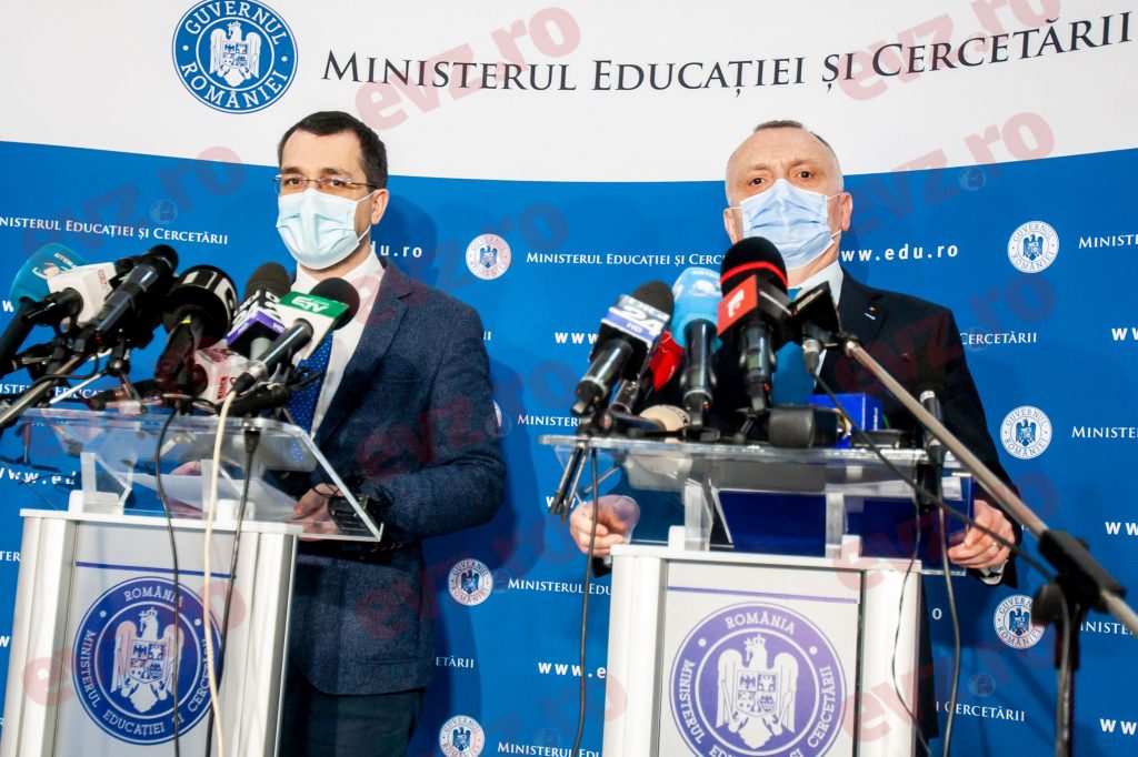 Vlad Voiculescu și Sorin Cîmpeanu au căzut la pace. Ce se întâmplă cu elevii