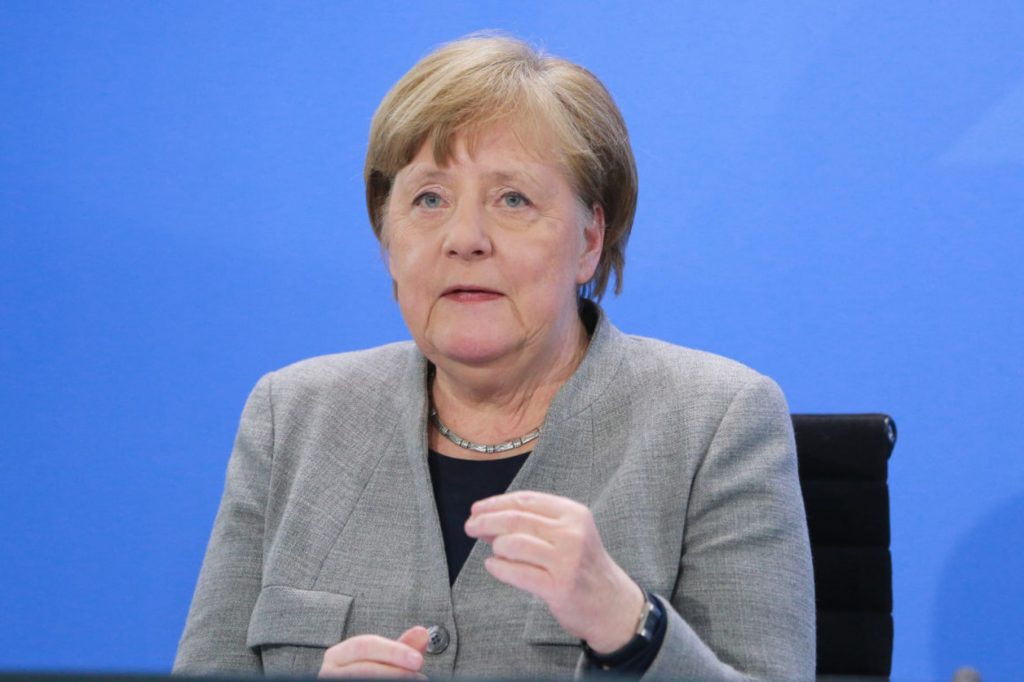 Angela Merkel e cățeluș de pluș! Cancelarul Germaniei a devenit model pentru un producător de jucării