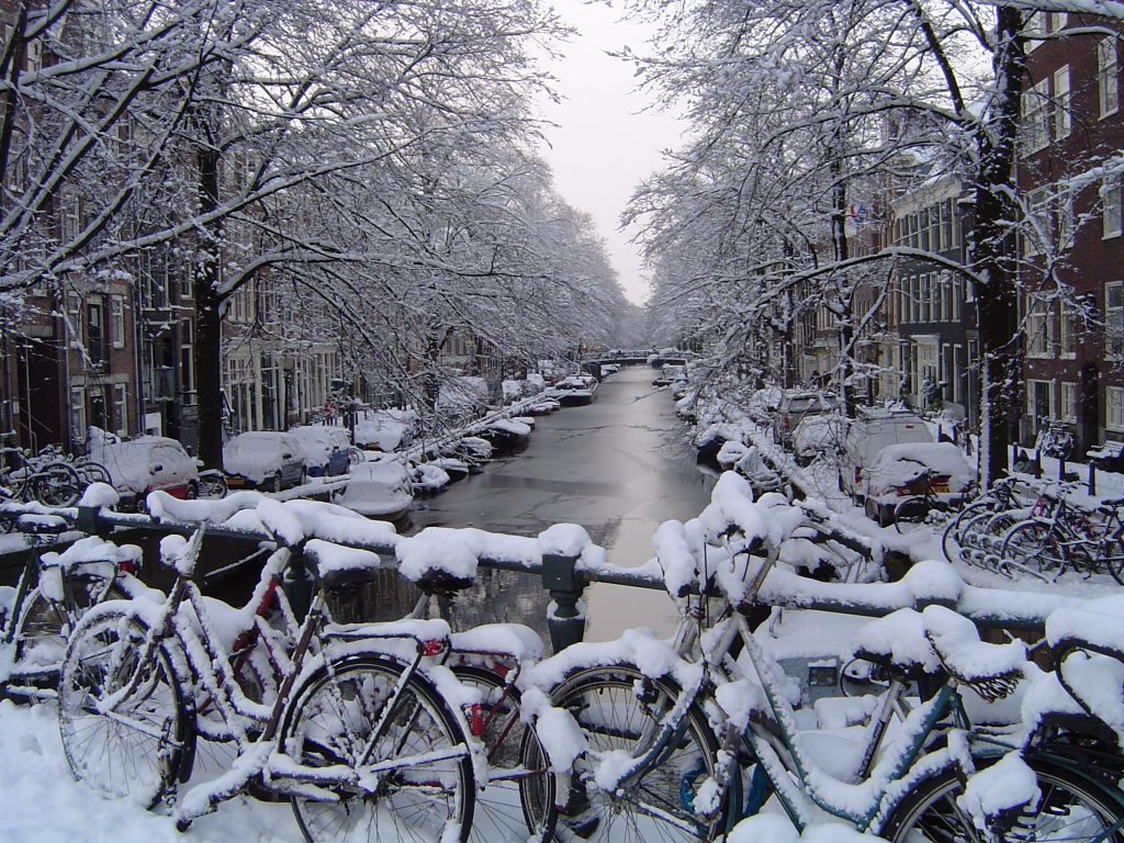 Caderi uriașe de zăpadă în Olanda și Germania. Transporturile blocate, oamenii s-au bucurat de iarnă, în stradă