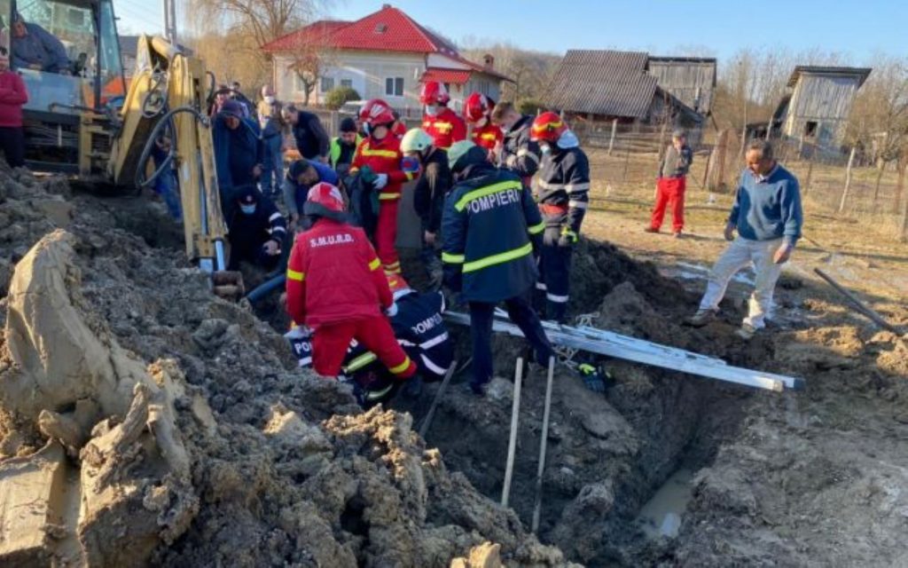 Argeș: Băbatul surprins sub malul de pământ a fost scos la suprafață în hipotermie severă