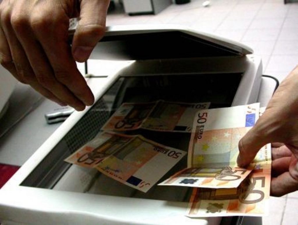 Bani falși puși pe piață de o rețea de suspecți din Dâmbovița