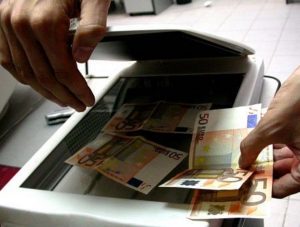Scandalos! Polițist din Timiș, prins cu bani falși. A fost reținut