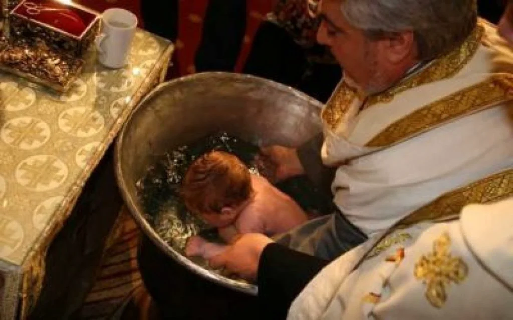 Se schimbă ritualul de botez. Ce prevăd noile reguli cu privire la cufundarea în cristelniță