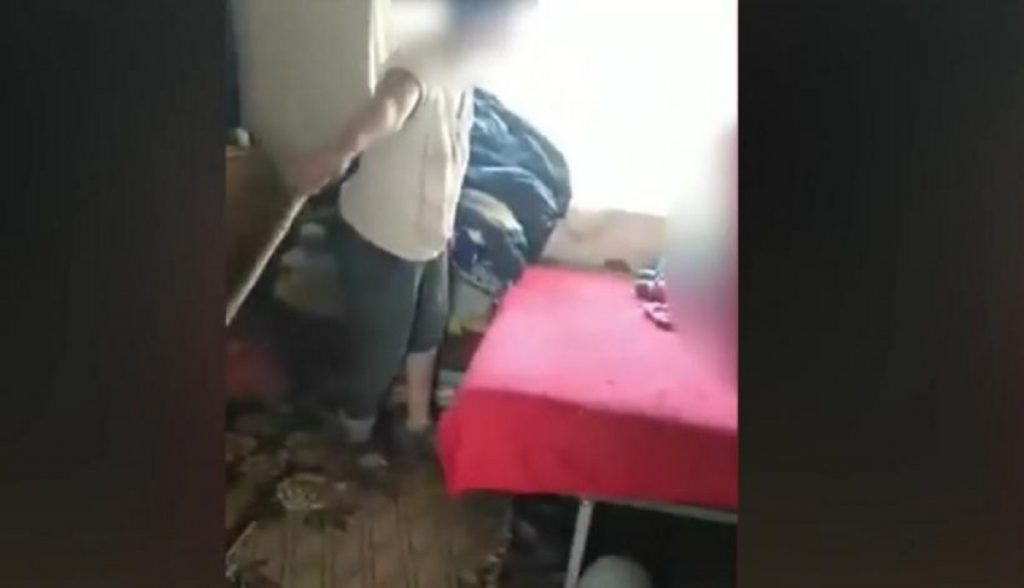 Imagini revoltătoare. Un copil de 4 ani, bătut cu parul de mama lui. Doi martori au filmat scena șocantă și s-au amuzat