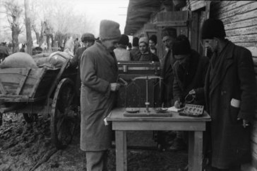 Țăranii români în primii ani de comunism: Au venit preceptorii și ne-au luat tot din casă