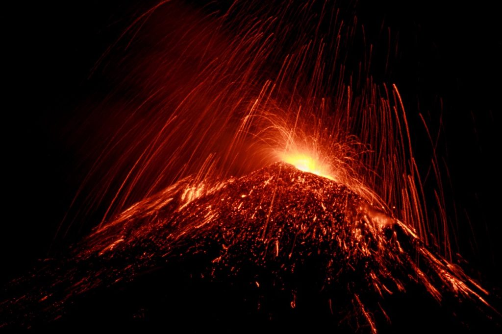 Vulcanul Etna a erupt! S-a înregistrat cea mai mare expulzare de lavă și cenușă din ultimii ani