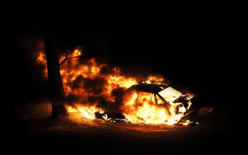 Incenidu în Giurgiu! Un autoturism a izbucnit în flăcări în timp ce șoferul era la volan (FOTO)