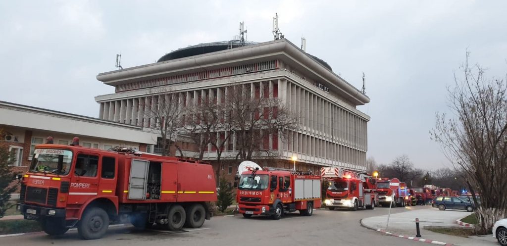 Incendiu puternic la Politehnica București. Pompierii au lichidat focul cu zece mașini