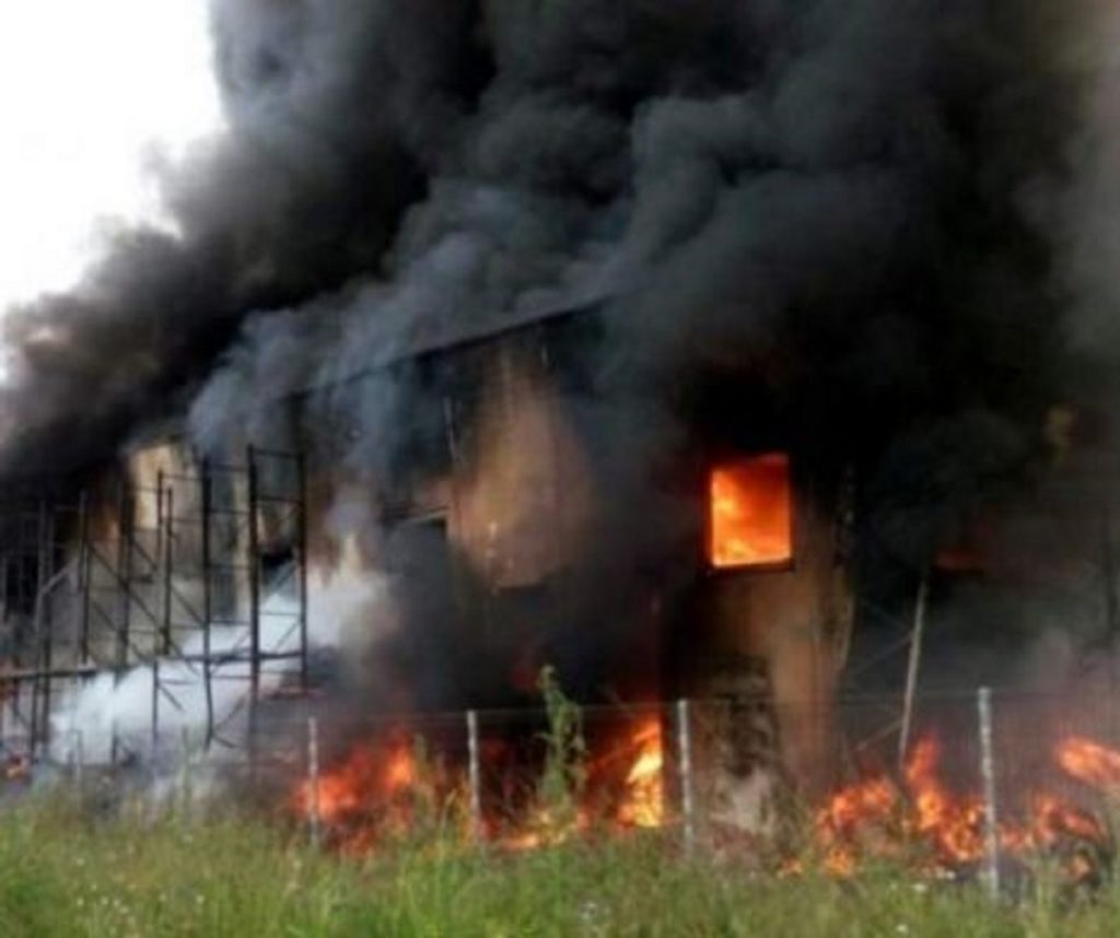 Două case au ars într-un incendiu provocat de o mână criminală. Polițiștii, pe urmele piromanului