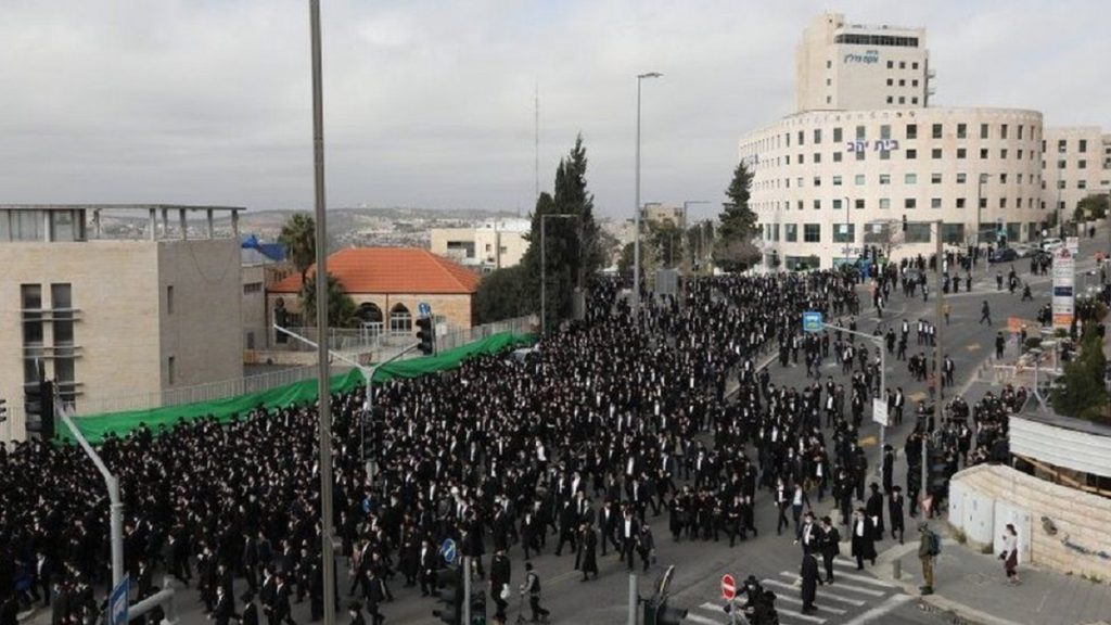 Înmormântare cu 20.000 de persoane la Ierusalim, în plină criză a Coronavirusului! FOTO