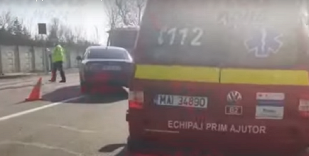 Doi militari au fost accidentaţi pe o trecere de pietoni din Bârlad. Impact violent. Video
