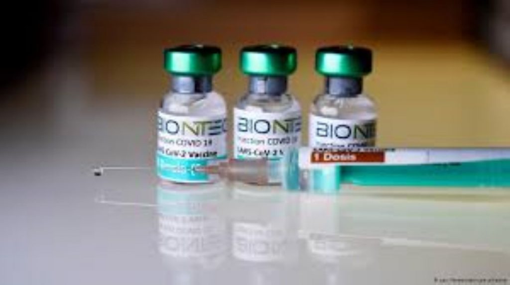 O echipă de cercetători recomandă întârzierea celei de-a doua doze de vaccin Pfizer-BioNTech