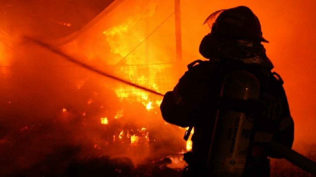 Incendiu major în Craiova. Patru autobuze și 11 mașini au luat foc