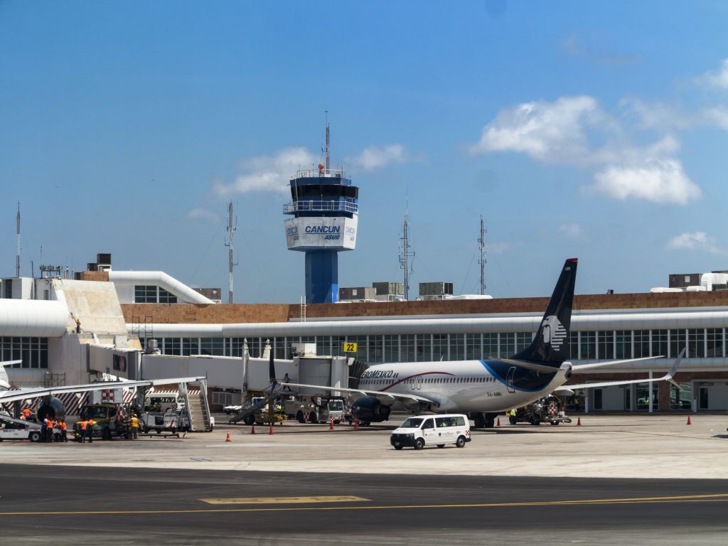 Ce a pățit o româncă în aeroportul din Cancun. S-a întors acasă fără bani și fără familie