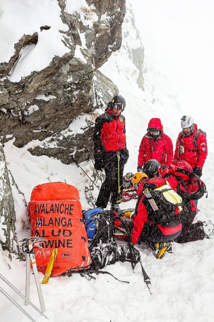 Turiștii francezi care au plecat în adidași pe munte au fost recuperați de salvamontiști