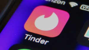 Un bărbat celebru din România, văzut pe Tinder. Profilul e verificat de platformă