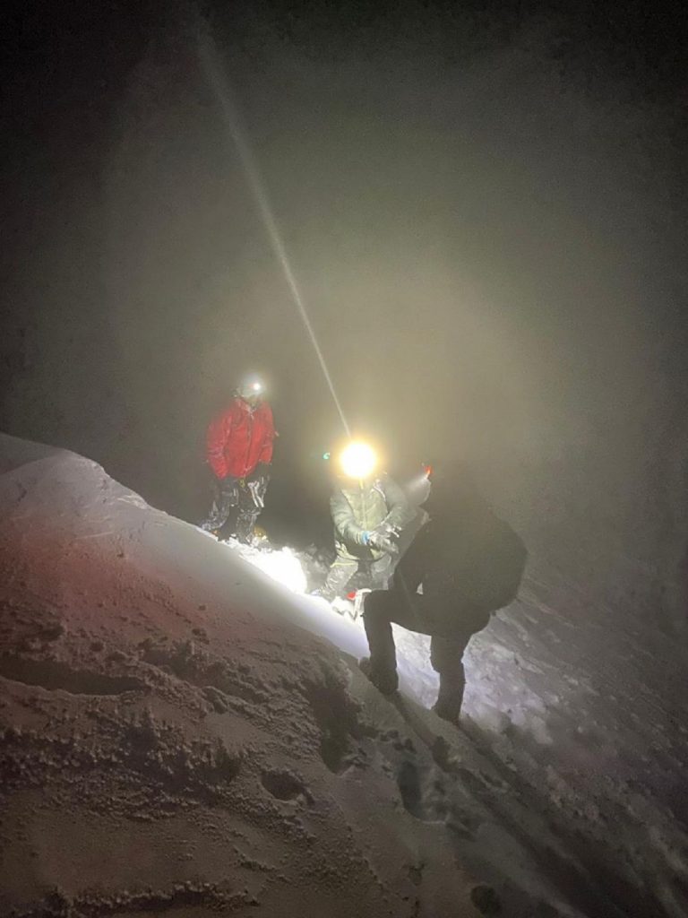 Doi turiști au rămas blocați pe munte, din cauza condițiilor meteo extreme. Au fost căutați cinci ore