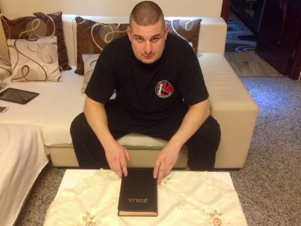 Bodyguardul lui Dumnezeu, Mircea Ursu săltat de poliție. Pagube de mii de lei provocate unor restaurant și florării