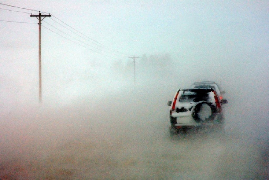 Școli închise și drumuri blocate din cauza viscolului. Vremea rea a pus stăpânire pe sud-estul țării