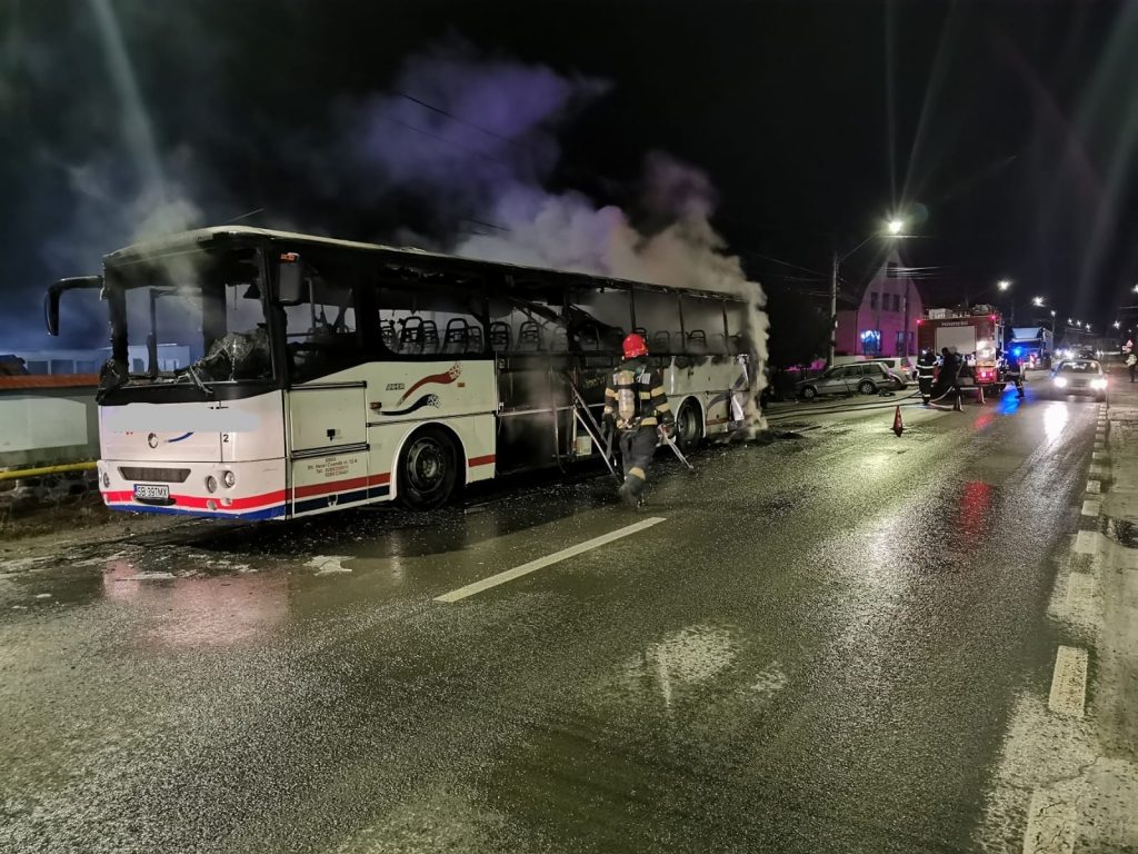Un autocar care transporta 30 de persoane a luat foc. În ce stare se află pasagerii