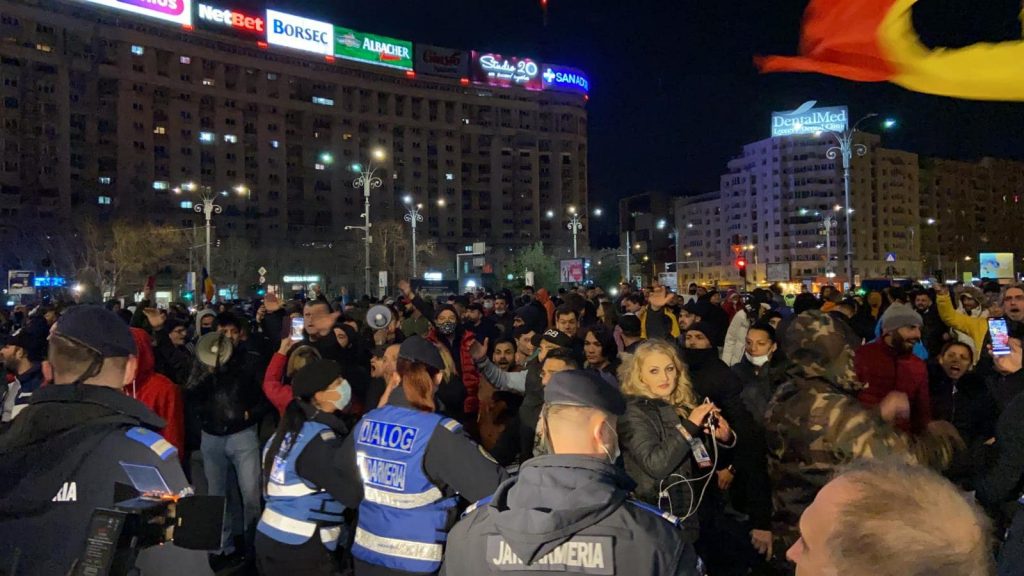 Proteste împotriva restricțiilor, în mai multe orașe ale României. 1.000 de oameni s-au strâns în fața Guvernului. VIDEO