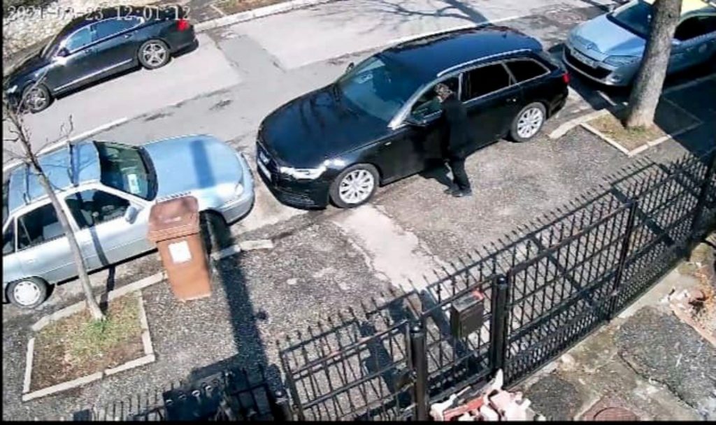 O femeie din Pitești a zgâriat peste 20 de mașini. A fost reținută de polițiști