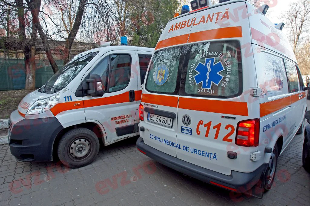 Un taximetrist a intrat cu mașina într-un grup de persoane la Iași. A suferit un infarct la volan. Foto