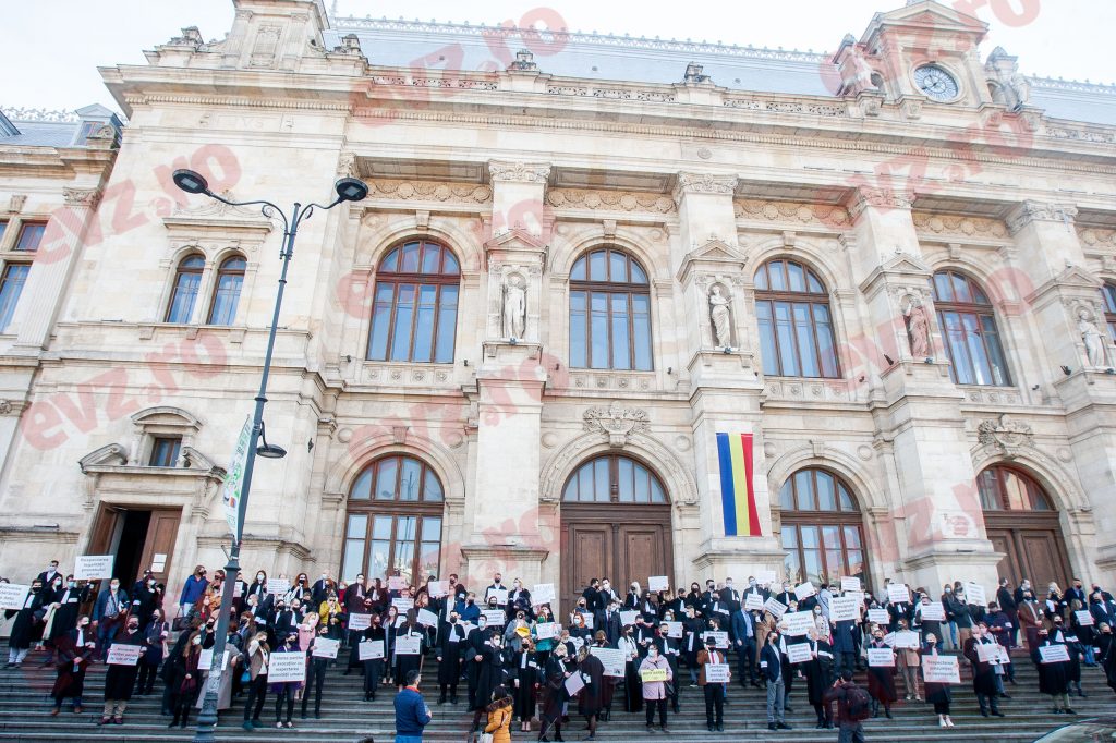 Federația Barourilor Europene cere respectarea drepturilor avocaților români