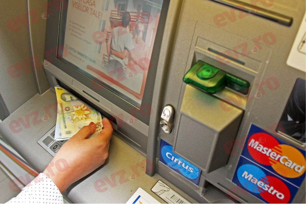 O nouă metodă de furt din bancomate. Infractorii români bagă spaima în bancheri. VIDEO