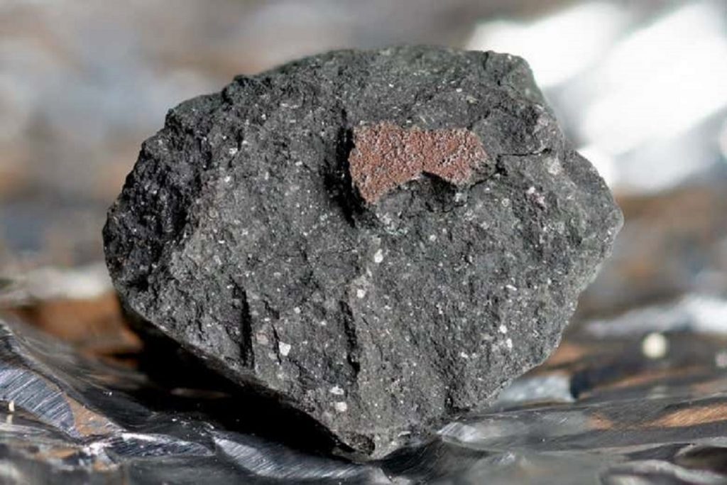 Cad obiecte spaţiale pe Pământ. Un meteorit a aterizat lângă un oraş englez. Roca deţine secrete incredibile VIDEO