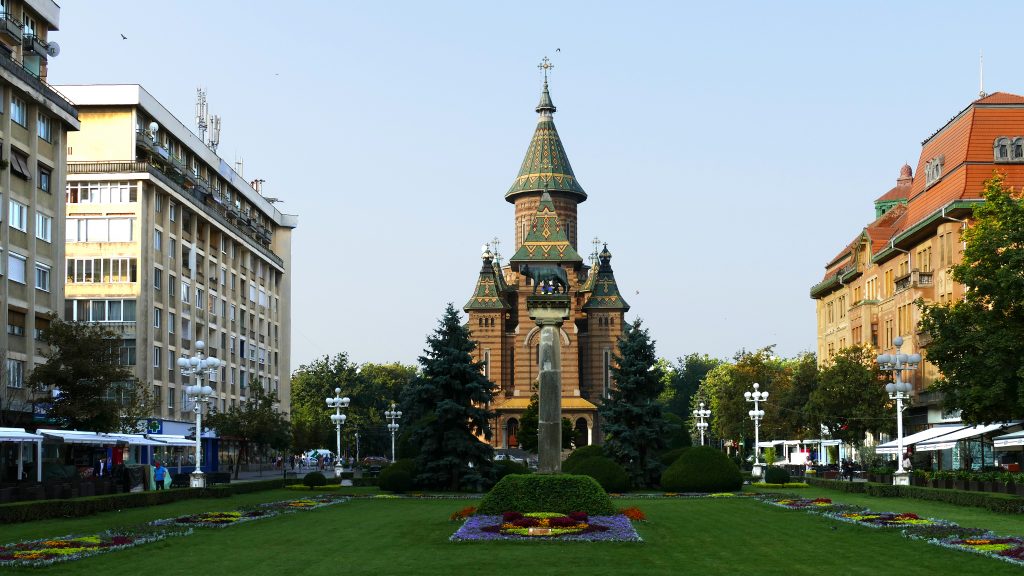 Au lăsat Catedrala din Timişoara fără cruci. Oamenii lui Vlad Voiculescu au făcut-o. Foto